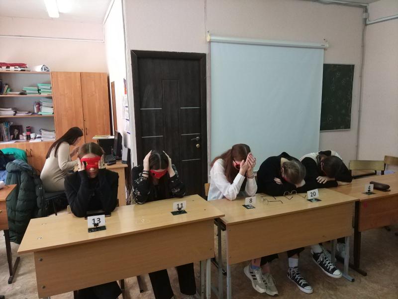 Мафия-НН:Плотно пообедав мирные жители расселись друг напротив друга строго конфронтально по диагонали - девочки напротив мальчиков.