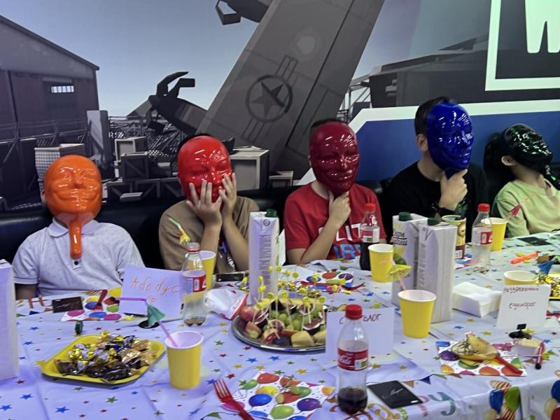 Мафия-НН:Именинник, собравший ватагу друзей для празднования своего дня рождения, отличался, среди сверстников, умом и сообразительностью.