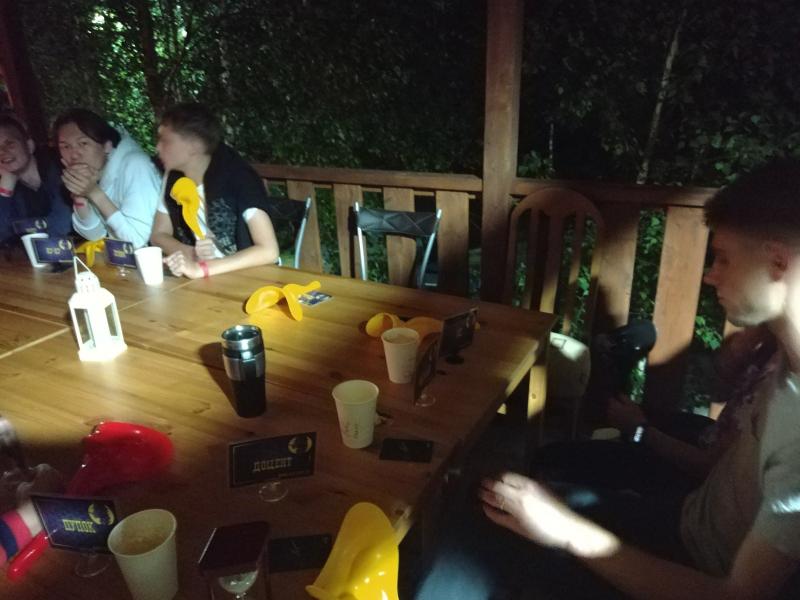 Мафия-НН: Темным и теплым вечером, уютно устроившись на летней веранде, группа людей собралась, чтобы обсудить различные вопросы, возникшие внутри группы.